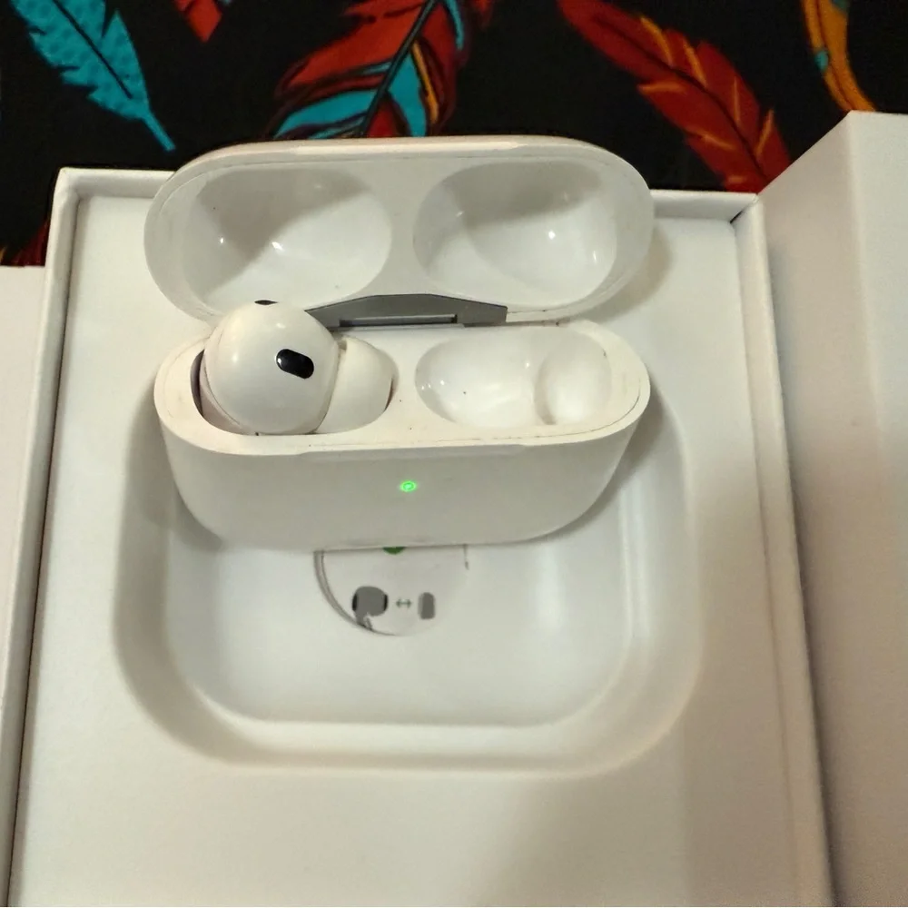 COPY - Apple AirPods Pro with Wireless Charging Case- MISSING Right Bud